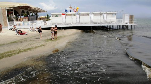 Майская Аркадия: первые пляжники, стройки и отдыхающие (фоторепортаж)