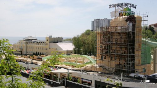Майская Аркадия: первые пляжники, стройки и отдыхающие (фоторепортаж)
