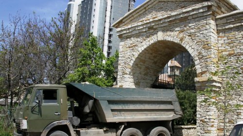 Майская Аркадия: первые пляжники, стройки и отдыхающие (фоторепортаж)