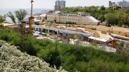 Майская Аркадия: первые пляжники, стройки и отдыхающие (фоторепортаж)