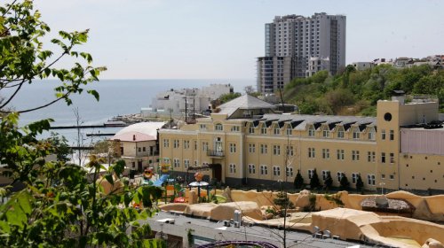 Майская Аркадия: первые пляжники, стройки и отдыхающие (фоторепортаж)