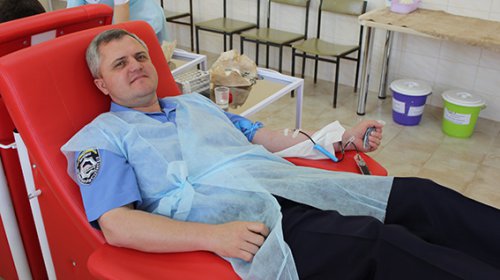 Полицейские сдали кровь для пострадавших в ДТП и зоне АТО