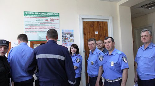 Полицейские сдали кровь для пострадавших в ДТП и зоне АТО
