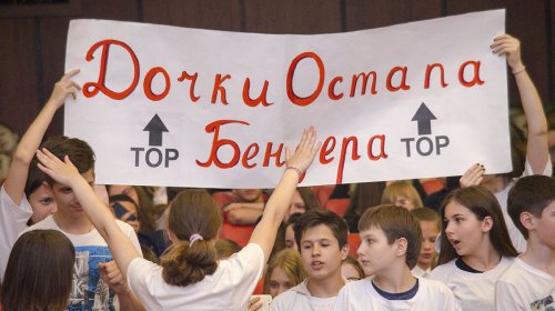 Веселые и находчивые школьники сражались за «Кубок мэра» (фоторепортаж)