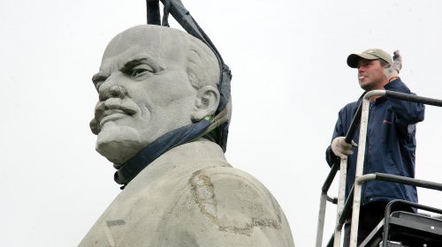 Демонтировать одесского Ленина с первой попытки не удалось