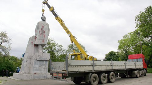 Демонтировать одесского Ленина с первой попытки не удалось