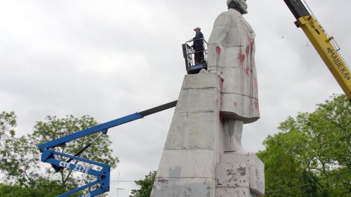 Демонтировать одесского Ленина с первой попытки не удалось