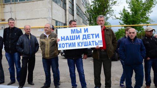 Измаильские рабочие попытались пообщаться с Гройсманом