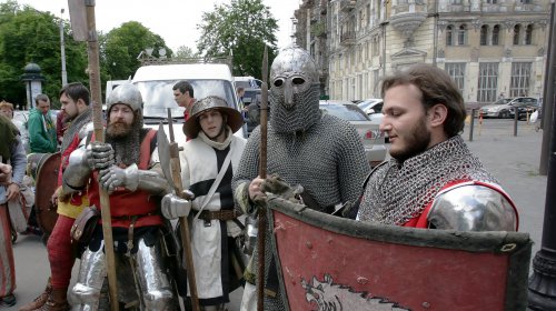 По Одессе прошли средневековые рыцари (фоторепортаж)