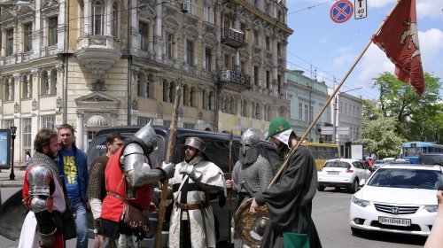По Одессе прошли средневековые рыцари (фоторепортаж)
