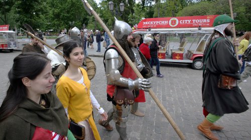 По Одессе прошли средневековые рыцари (фоторепортаж)