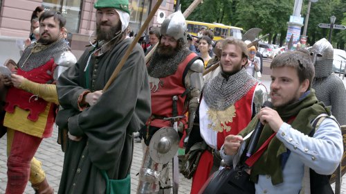 По Одессе прошли средневековые рыцари (фоторепортаж)