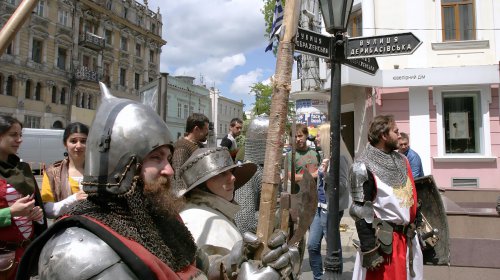 По Одессе прошли средневековые рыцари (фоторепортаж)