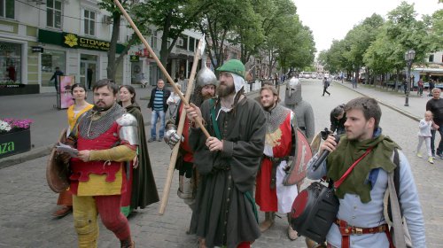 По Одессе прошли средневековые рыцари (фоторепортаж)