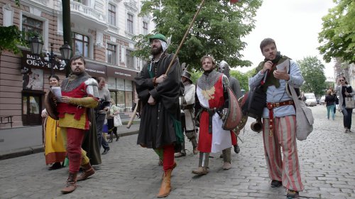 По Одессе прошли средневековые рыцари (фоторепортаж)