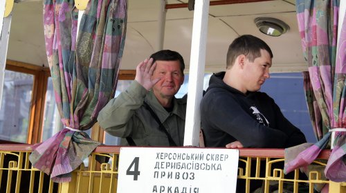 Между Аркадией и Херсонским сквером запустили ретротрамвай (фоторепортаж)
