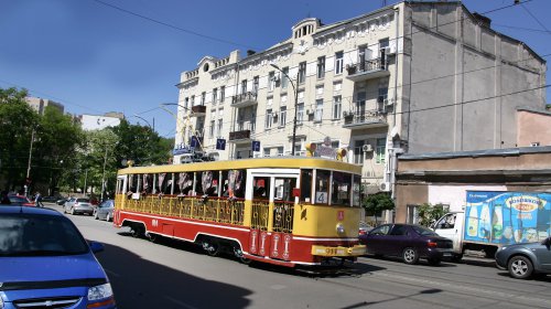Между Аркадией и Херсонским сквером запустили ретротрамвай (фоторепортаж)