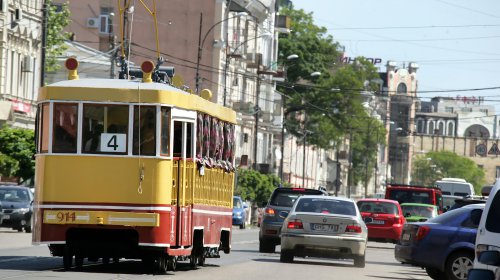 Между Аркадией и Херсонским сквером запустили ретротрамвай (фоторепортаж)