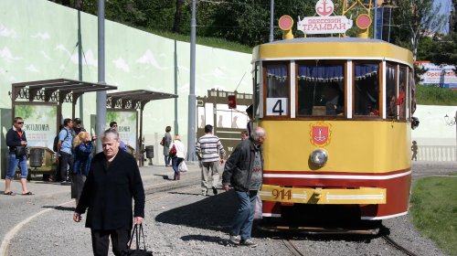Между Аркадией и Херсонским сквером запустили ретротрамвай (фоторепортаж)