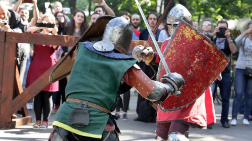 Средневековые бои на мечах в одесском парке (фоторепортаж)