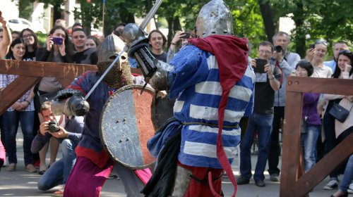 Средневековые бои на мечах в одесском парке (фоторепортаж)