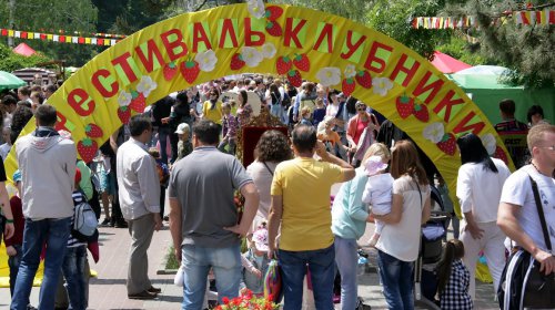 Фестиваль клубники в Одессе: фотозоны, мастер-классы и торт-рекордсмен (фоторепортаж)