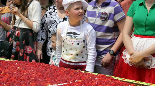 Фестиваль клубники в Одессе: фотозоны, мастер-классы и торт-рекордсмен (фоторепортаж)