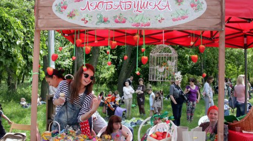 Фестиваль клубники в Одессе: фотозоны, мастер-классы и торт-рекордсмен (фоторепортаж)