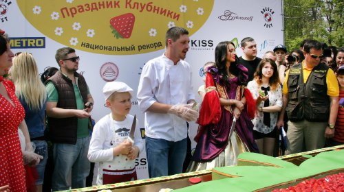 Фестиваль клубники в Одессе: фотозоны, мастер-классы и торт-рекордсмен (фоторепортаж)