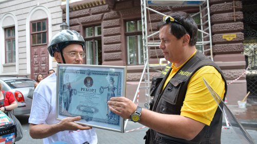 Одесса: кот-долгожитель, уличный гимнаст и велосипедист попали в Книгу рекордов Украины