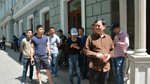 Вьетнамцы пикетировали здание облпрокуратуры 