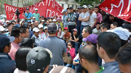 Вьетнамцы пикетировали здание облпрокуратуры 