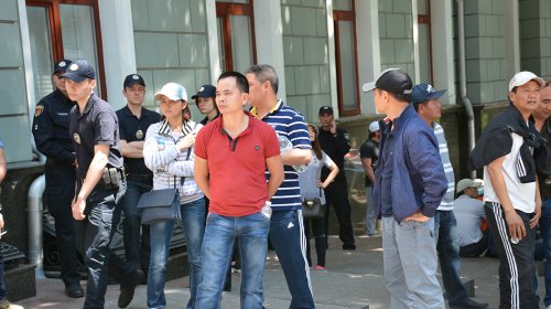 Вьетнамцы пикетировали здание облпрокуратуры 