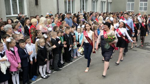 Одесские школьники празднуют выпускной (фоторепортаж)
