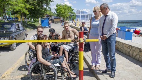 На Фонтане пляж для людей с ограниченными возможностями готов к приему отдыхающих