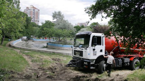 Пруд в парке Победы чистят от ила