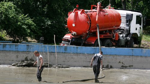 Пруд в парке Победы чистят от ила