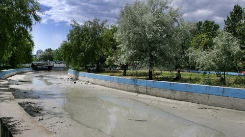 Пруд в парке Победы чистят от ила