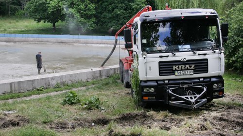 Пруд в парке Победы чистят от ила