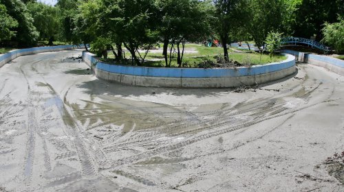 Пруд в парке Победы чистят от ила