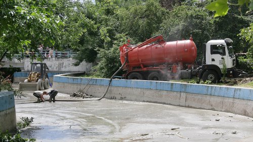 Пруд в парке Победы чистят от ила