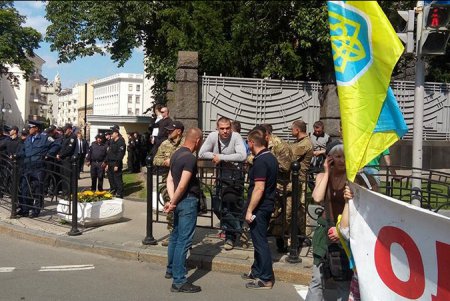 В Киеве ветераны АТО освистали участников «антитрухановского майдана»