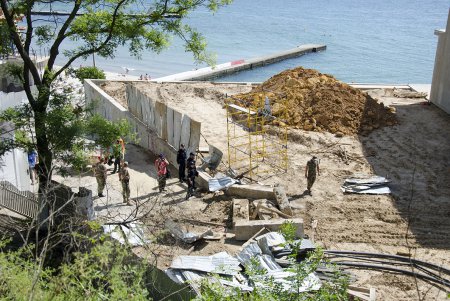 ГАСК повторно снес забор вокруг незаконной стройки в Аркадии