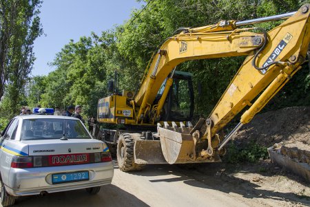 ГАСК повторно снес забор вокруг незаконной стройки в Аркадии