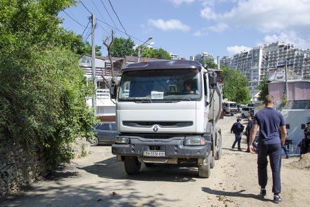 ГАСК повторно снес забор вокруг незаконной стройки в Аркадии