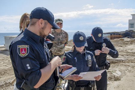 ГАСК повторно снес забор вокруг незаконной стройки в Аркадии