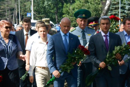Одесситы возложили цветы к памятнику Неизвестному матросу