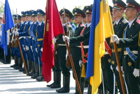 Одесситы возложили цветы к памятнику Неизвестному матросу