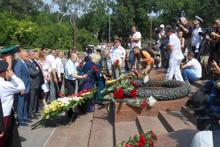 Одесситы возложили цветы к памятнику Неизвестному матросу