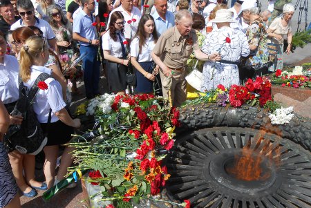 Одесситы возложили цветы к памятнику Неизвестному матросу